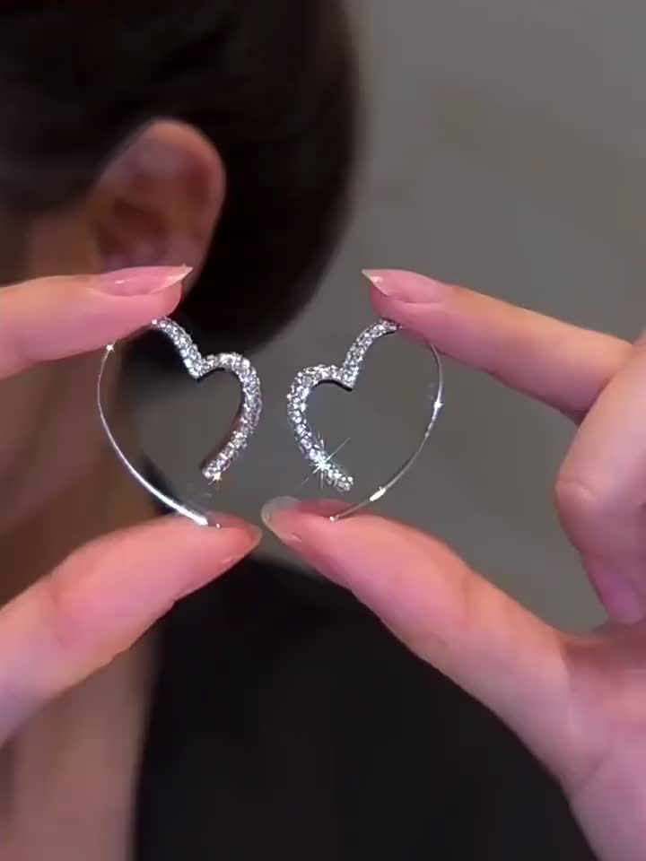 1 Pair Sparkling Heart-Shaped Earrings